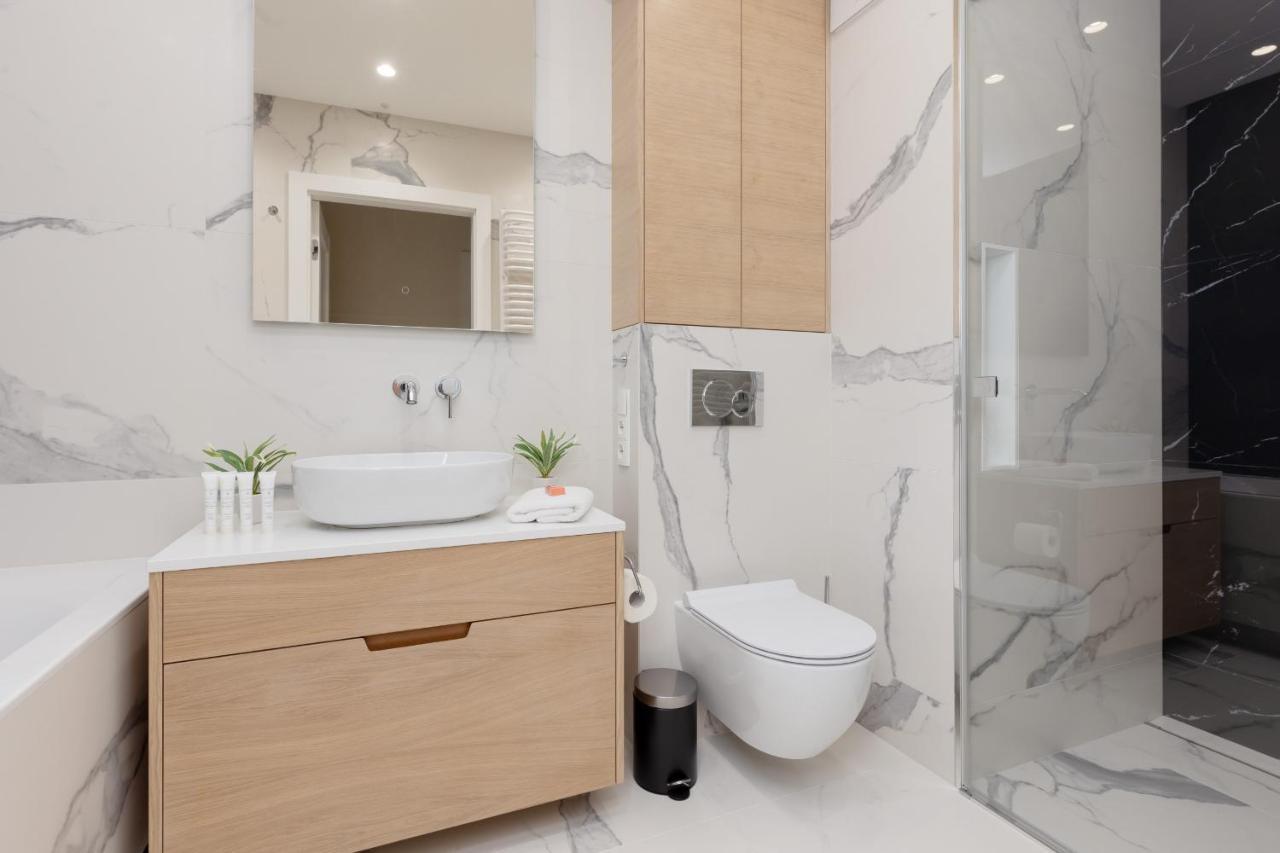 Deluxe Apartment Wronia 45 With Ac, Parking & Balcony By Renters Prestige Βαρσοβία Εξωτερικό φωτογραφία