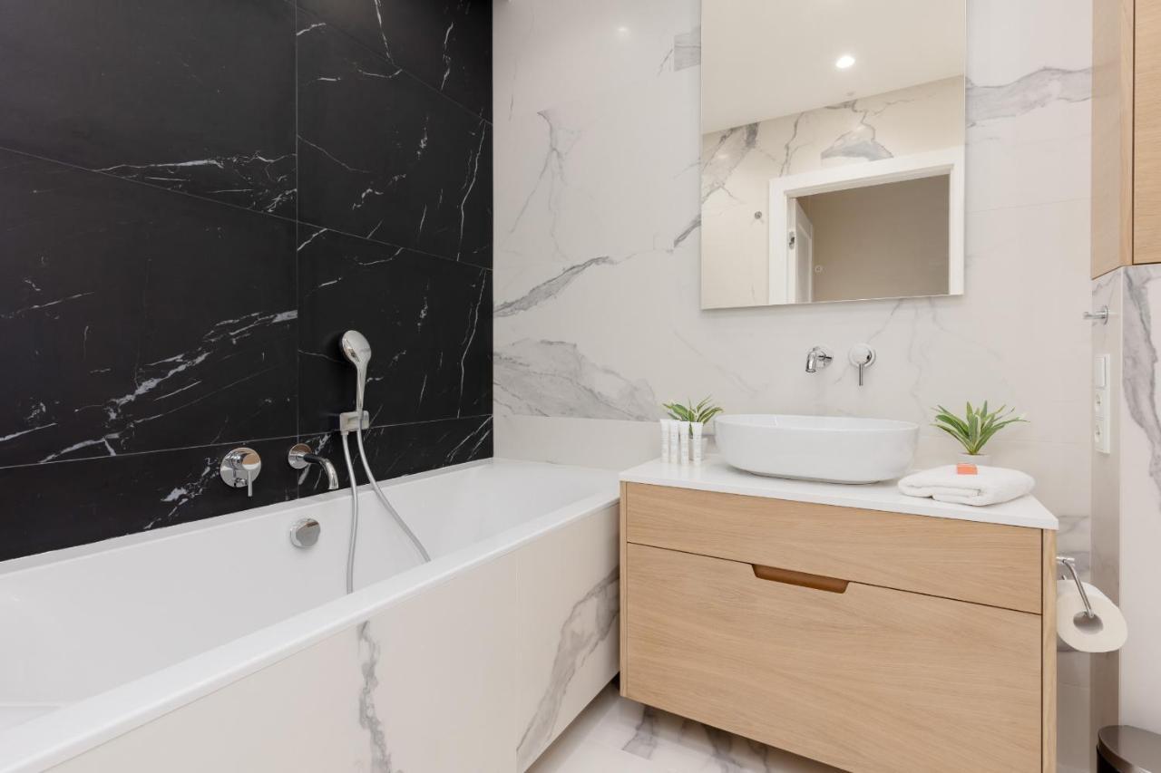Deluxe Apartment Wronia 45 With Ac, Parking & Balcony By Renters Prestige Βαρσοβία Εξωτερικό φωτογραφία